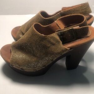 Woman’s fall open toe sbicca gold shimmer heels